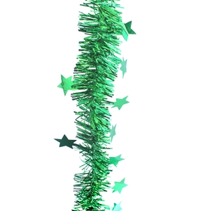 Détail de guirlande de Noël verte avec paillettes étoiles sur fond blanc pur
