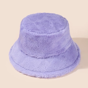Détail de la texture en fausse fourrure violette et du sommet arrondi du chapeau cloche