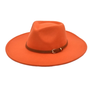 Dettaglio cappello fedora in lana arancione con tesa larga e cinturino in pelle marrone