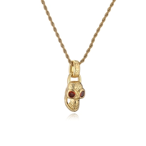 Vergoldete Totenkopf-Halskette mit roten Edelstein-Augen und gedrehter Kette auf Weiß