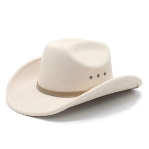 Chapeau de cowboy en feutre crème avec ceinture décorative marron et œillets métalliques