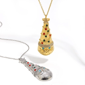 Détail de pendentifs sapin de Noël en or 18 carats et argent avec gemmes colorées