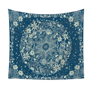 Dettaglio dell'arazzo mandala blu scuro con intricati motivi floreali bianchi sul tessuto