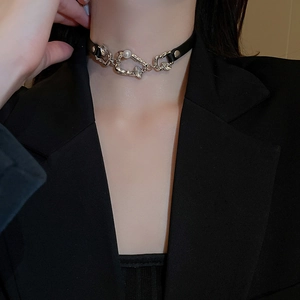 Détail du collier choker en cuir noir avec chaîne argentée et perle d'eau douce