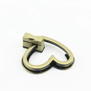 Chiusura girevole a cuore in bronzo per borse e accessori in pelle e pelletteria