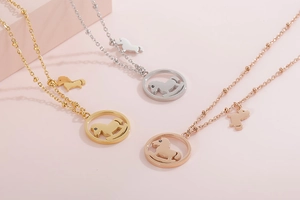 Vue détaillée des pendentifs cheval à bascule en finitions or, argent et rose