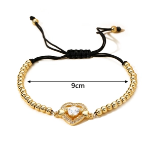 Bracelet tressé ajustable avec pendentif cœur doré et pierres de zircone colorées