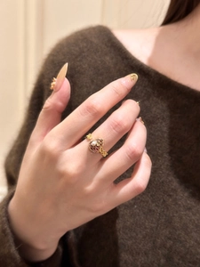 Detail eines vergoldeten Vintage-Hut-Rings mit rotem Emaille- und Perleneinsatz