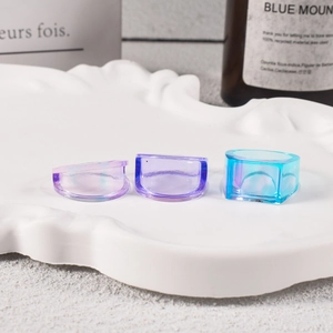 Transparente lila und blaue Harzringe auf einem weißen geprägten Deketablett präsentiert