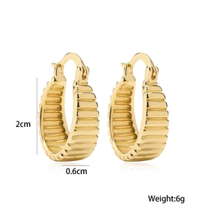 Orecchini geometrici a C placcati in oro filettati, altezza 2cm e larghezza 0,6cm