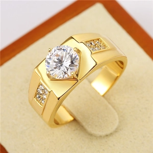 Vue macro d'une bague pour homme en acier titane doré avec une grande pierre centrale sertie