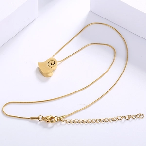 Elegante collana in acciaio inossidabile dorato con ciondolo a spirale a forma di cuore