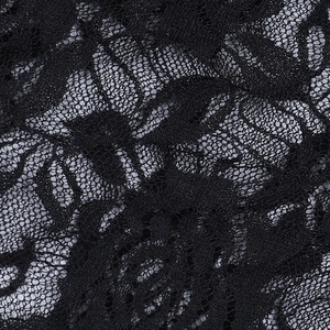Gros plan du motif complexe en dentelle noire et du tissu en maille ajourée
