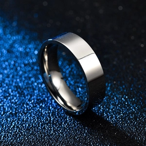 Detailansicht eines 6mm silbernen Titanstahlrings mit Spiegelglanz auf Strukturfläche