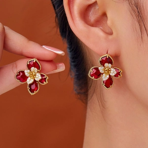 Boucles d'oreilles fleurs dorées avec pierres rouges en poire et zircon blanc