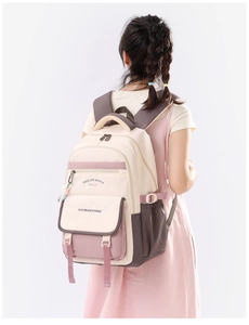 Vue arrière du modèle portant un sac à dos étudiant imperméable rose et beige à poches