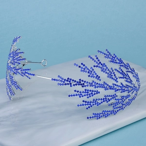 Vue détaillée du serre-tête de mariée en corail argenté avec des strass bleus étincelants