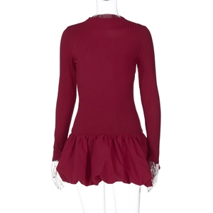 Détail de robe bordeaux à manches longues avec corsage côtelé et ourlet volanté