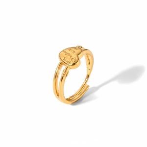 Détail d'une bague coeur en or ajustable avec message gravé 'Love Inspire Teach'