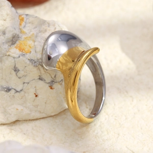 Bague torsadée bicolore en acier inoxydable sur fond de pierre naturelle