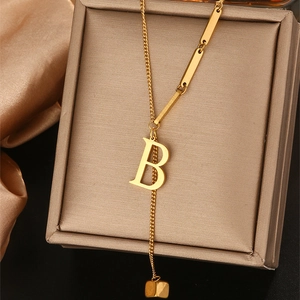 Elegante gouden titanium stalen Y-ketting met letter B-hanger en lange kubus kwastje