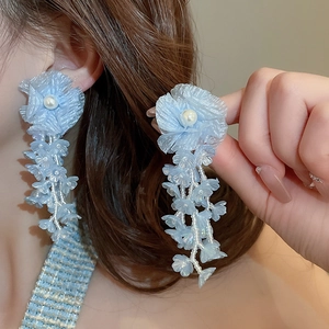 Détails des boucles d'oreilles fleur bleue à pampilles en organza et perles
