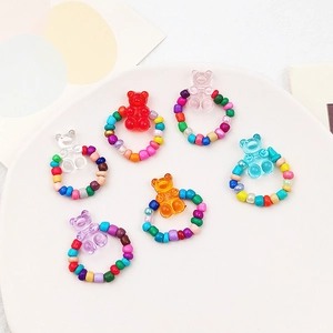 Makroaufnahme von bunten Gummibärchen-Harzperlen und handgefertigtem Schmuck-Set