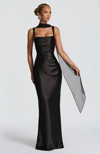Detail eines schwarzen Satin-Abendkleids mit Netzschal und schimmerndem Seidenfinish