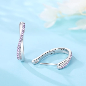 Détail de boucles d'oreilles torsadées en argent avec zircons violets et fermoir sécurisé