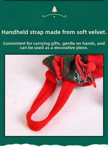 Détail de l'anse en polaire rouge et cordon de serrage du sac cadeau de Noël