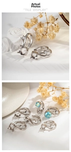 Montatura per anello in argento con castone a quattro griffe e gemma blu laterale