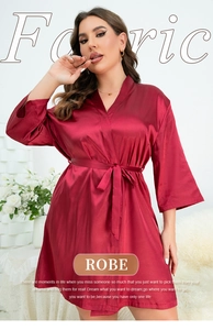 Détail du tissu satiné rouge vin et texture soyeuse du peignoir pour femme élégant