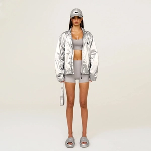 Giacca sportiva oversize argento metallizzato con abbigliamento sportivo grigio e accessori