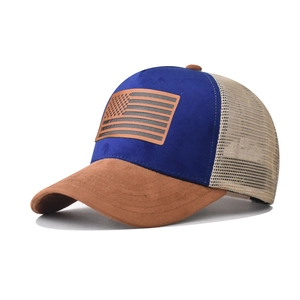 Dettaglio della toppa in pelle con bandiera USA sul cappello trucker in pelle scamosciata