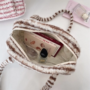 Vue détaillée du grand espace intérieur du sac cabas pelucheux à rayures avec zip