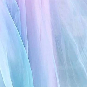 Détail macro du tissu en maille transparente avec dégradé violet et bleu