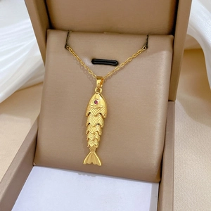 Détail du pendentif carpe koi plaqué or avec pierre rouge et écailles étincelantes