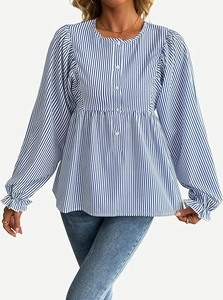 Elegante blau-weiß gestreifte Bluse mit Rundhals, Puffärmeln und vorderer Knopfleiste