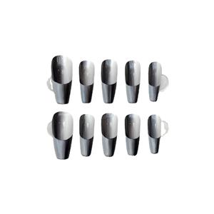 Faux ongles faits main avec fini miroir chrome argenté et dégradé noir de forme cercueil
