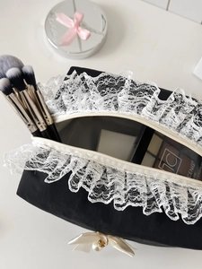 Trousse à maquillage noire en nylon avec dentelle blanche, nœud perlé et accessoires