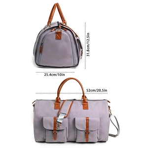 Vue détaillée du sac de voyage en toile grise avec dimensions et poches latérales