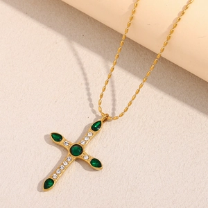 Collier croix en acier inoxydable plaqué or 18 carats avec zircons verts et chaîne