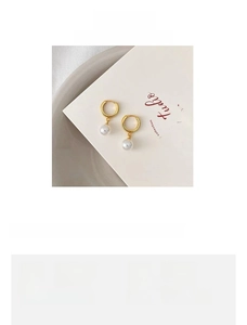 Detail view of gold titanium hoop earrings with 5mm white pearls and weight specs