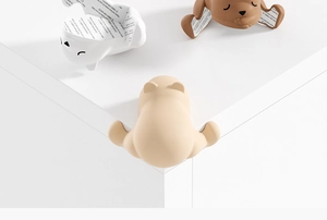 Dettaglio dei paraspigoli in silicone a forma di animali con adesivo per sicurezza bambini
