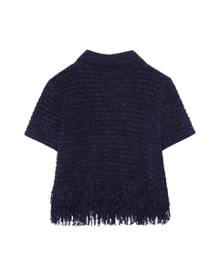 Dettaglio del top in maglia viola scuro con trama all'uncinetto traforata e frange sottili