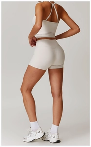 Détail du short de yoga taille haute et du soutien-gorge de sport à texture brossée