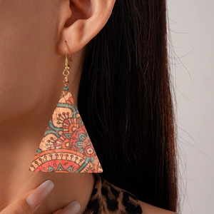 Gros plan de boucles d'oreilles géométriques en cuir avec imprimé ethnique