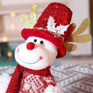Detailaufnahme eines Weihnachts-Schneemanns mit roten Pailletten und goldenem Geweih