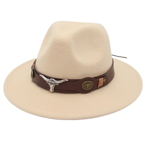 Détail d'un chapeau de style western avec ornement métallique de tête de taureau argentée