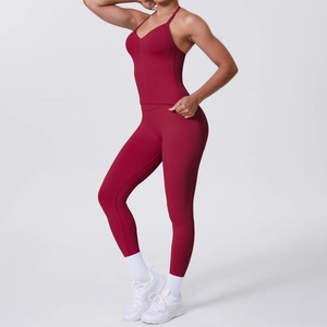 Detailansicht eines dunkelroten Yoga-Sets mit hoher Taille und elastischem Gewebe